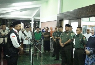 Kasrem 063/SGJ Letkol Arh Dhama Noviang Jaya saat menyambut jamaah haji di Makorem, Selasa (18/7)