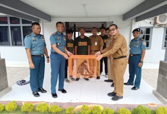 Boy Wijanarko Varianto Terima Penyerahan Hewan Kekah dari Danlanal Ranai 