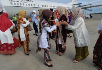 Ibu Wapres Hj Wury Ma'ruf Amin saat tiba di bandara internasional Minangkabau, Padang, Kamis (20/7)