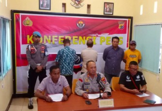 Kapolres Ngada AKBP Padmo Arianto, S.I.K, saat Konferensi Pers Terkait Penyerahan Tersangka dan Barang Bukti Kasus TPPO ke Kejaksaan Negeri Ngada, Bertempat di Aula Polres Ngada, Kecamatan Bajawa Kabupaten Ngada, Rabu 26 Juli 2023