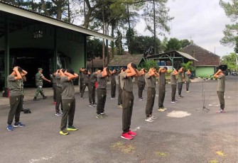 Olahraga bersama prajurit Menarmed 2 Kostrad, Jum'at (28/7)