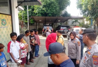 Puluhan gepeng saat diamankan di Mako Polsek Medan Kota, Sabtu (29/7)