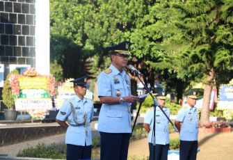 Danseskoau Marsda TNI Elianto Susetio membacakan amanat Kasau dalam upacara HUT ke 60 Seskoau di Bandung, Selasa (1/8)