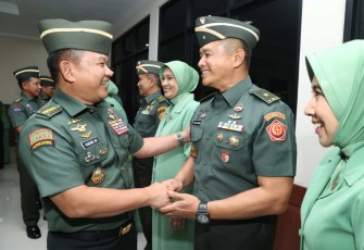 Kasad Jenderal TNI Dudung Abdurachman memberikan ucapan selamat kenaikan pangkat, Kamis (3/8)