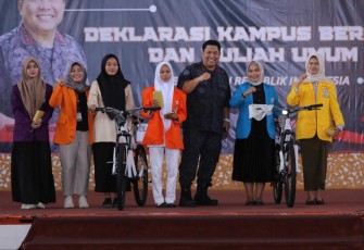 Kepala BNN RI Dr Petrus Reinhard Golose bersama mahasiswa Universitas Jambi Mendalo, Jum'at (4/8)