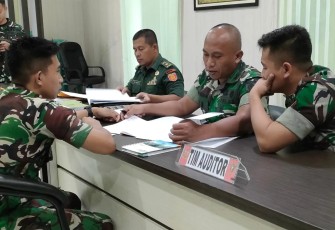 Lettu Arm Vendi Sudibyo saat pemeriksaan administrasi, Senin (7/8)