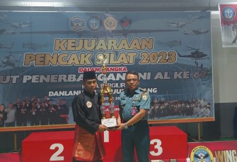 Danlanudal Tanjungpinang Kolonel Laut (P) Triwibowo saat menyerahkan piala kejuaraan pencak silat, Selasa (8/8)