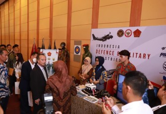 Atase Pertahanan RI dan Industri Pertahanan Indonesia saat Pamerkan Produk Militer Mutakhir di Kamboja