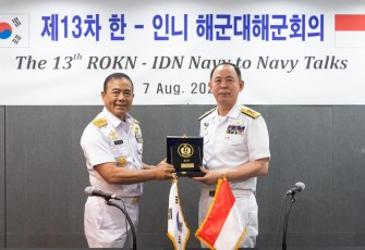Asops Kasal Laksda TNI Denih Hendrata saat menerima cenderamata di Korea Selatan 