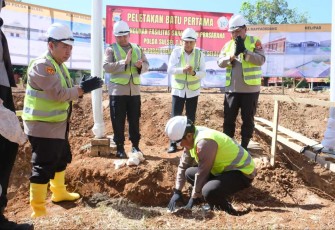 Kapolda Sulsel Irjen Pol Setyo Budi Moempoeni Harso saat meletakkan batu pertama pembangunan masjid Syuhada, Rabu (9/8) 