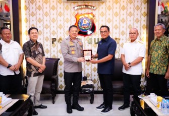 Kapolda Sumut Irjen Pol Agung Setya Imam Effendi saat memberikan cenderamata, Rabu (9/8)