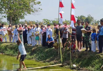 Lomba berjalan diatas bambu sebrangi sungai di lanud Sugiri Sukani Majalengka, Minggu (13/8)