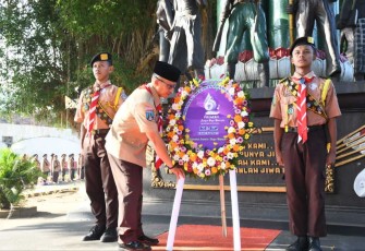Dandim 0802/Ponorogo Letkol Inf Hirta Juni Adriansyah meletakkan karangan bunga peringati hari Pramuka ke-62, Minggu (13/8)