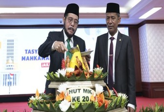 Ketua Mahkamah Konstitusi Anwar Usman saat memotong tumpeng HUT MK ke 20 di Jakarta, Minggu (13/8)
