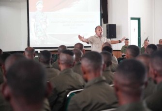 Pangdam Kasuari Mayjen TNI Gabriel Lema saat memberikan pengarahan dalam Latsarmil Komcad di aula Makodam Kasuari, Minggu (13/8)