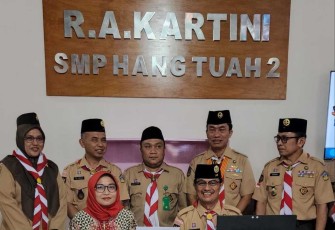 Ketum Yayasan Hang Tuah Laksda (Purn) Dr. Dani Achdani foto bersama usai meresmikan perpustakaan RA Kartini SMP Hang Tuah 2 Jakarta, Senin (14/8)