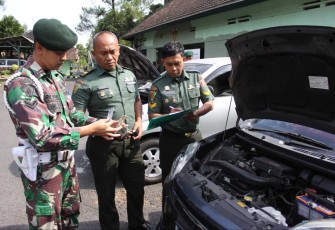 Pemeriksaan kelengkapan surat kendaraan personel Menarmed 2 Kostrad, Senin (14/8)