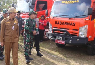 Danrem 071 Wijayakusuma Kolonel Czi Mohammad Andhy Kusuma saat pengecekan kesiapan dan kekuatan personel penanggulangan bencana alam di Kabupaten Cilacap, Selasa (15/8) 