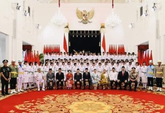 Presiden Joko Widodo foto bersama anggota Paskibraka tahun 2023 di Istana Negara Jakarta, Selasa (15/8)