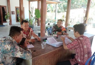 Serda Joko Waluyo saat komsos bersama perangkat desa wilayah binaan, Jum'at (18/8)