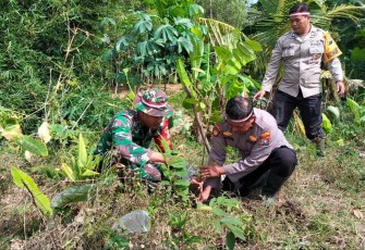 Lestarikan lingkungan dengan menanam pohon di wilayah desa binaan, Jum'at (18/8)