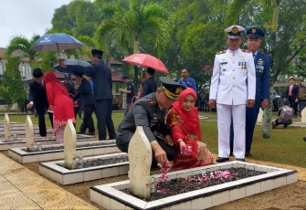 Dandim 0801/Pacitan Letkol Inf Roliyanto saat tabur bunga, Kamis (17/8)