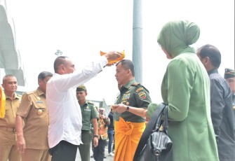 Gubsu Letjen TNI (Pur) Edy Rahmayadi saat kenakan topi adat Pangdam I/BB Mayjen TNI Mochammad Hasan, Selasa (22/8)