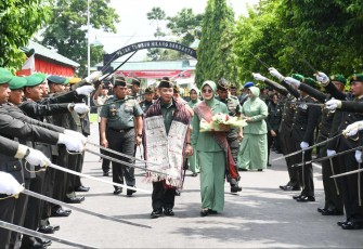 Pangdam I/BB Mayjen TNI Mochammad Hasan disambut pedang pora di Makodam I/BB, Selasa (22/8)
