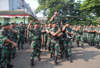 Pangkostrad Letjen TNI Maruli Simanjuntak diarak prajurit Yonarhanud 1/Rajawali, Serpong, Kamis (24/8)