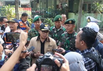 Walikota Malang Drs H Sutiaji saat memberikan keterangan pers, Jum'at (25/8)