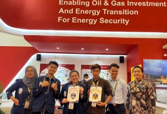 Foto bersama Tim UPER dengan tim dari universitas lainnya saat menerima penghargaan