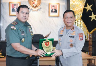 Pangdam XVI/Pattimura Mayjen TNI Syafrial saat memberikan cenderamata ke Kapolda Maluku Irjen Pol Drs Lotharia Latif di Mapolda Maluku, Senin (28/8)