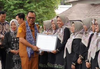 Wali Kota Cilegon Helldy Agustian saat memberikan piagam penghargaan bagi pendidik di Kota Cilegon, Senin (28/8)