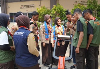 Peserta Rainas mengikuti mini lab tour dan di perkenalkan terhadap teknologi GPR (Ground Penetration Radar) yaitu pendeteksi struktur bawah permukaan bumi