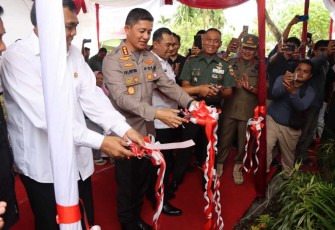 Kapolrestabes Medan Kombes Valentino Alfa Tatareda saat gunting pita peresmian Kampung Bebas Narkoba, Rabu (30/8)