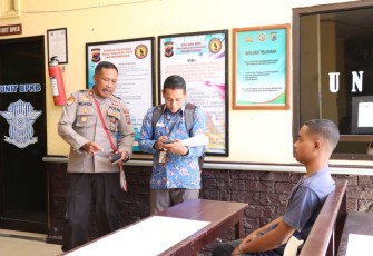 Ombudsman RI Perwakilan NTT Hendrik Roland Adue saat menilai pelayanan publik Polres Ngada, NTT, Rabu (30/8)