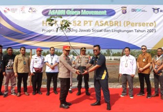 Kapolda Kalteng Irjen Pol Drs Nanang Avianto saat menerima bibit pohon di SPN, Rabu (30/8)