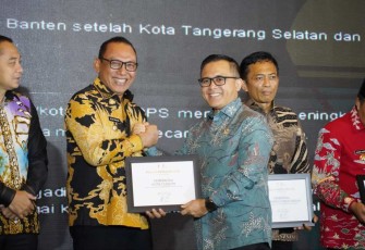 Wali Kota Cilegon Helldy Agustian saat menerima piagam penghargaan di Jakarta, Selasa (29/8)