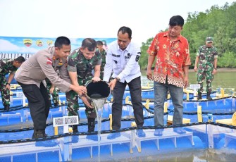 Pangdam I/BB Mayjen TNI Mochammad Hasan saat tabur benih ikan, Rabu (30/8)