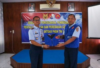 Danlanud Sutan Sjahrir Kolonel Nav Saeful Rakhmat saat menerima rompi, Kamis (31/8) 