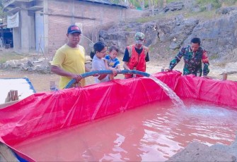 Dropping air bersih untuk masyarakat di Kecamatan Panggul, Senin (4/9)