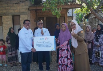 Senior Manager Operasi Sistem PLN UIP3B Kalimantan, Taslim; Manager PLN UP2B Kalimantan, Mukti Irawan dan Sekretaris Kelurahan Cempaka,
