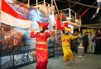 Tari Badinding Sumatera Barat di geladak KRI Bima Suci