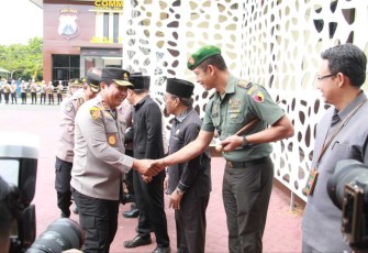Dandim 0806/Trenggalek Letkol Kav Peddy Adi Prasetyo saat menyambut Kapolda Jatim, Rabu (6/9)
