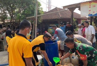 Kapolsek Kalijati Iptu Udin Awaludin saat menyalurkan bantuan air, Jum'at (8/9)