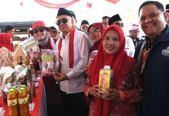 MenkopUKM Teten Masduki bersama pelaku UMKM di Kabupaten Indramayu, Jum'at (8/9)