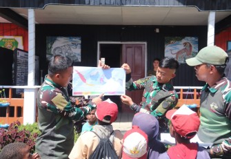 Fun Game Asah Otak Berhadiah Satgas Yonif PR 330 Tri Dharma untuk anak-anak Papua di Pos Namba, Kabupaten Intan Jaya, Jum'at (15/9)