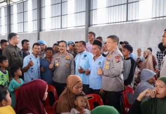 Wakapolri Komjen Pol Agus Andrianto bersama masyarakat pesisir Belawan, Kamis (21/9)