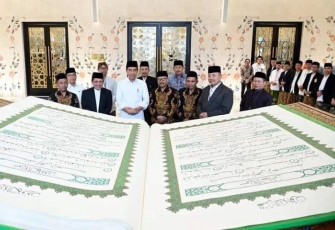 Presiden Joko Widodo saat menerima mushaf Al-Qur'an di Masjid Mohammed bin Zayed, Surakarta, Kamis (21/9)