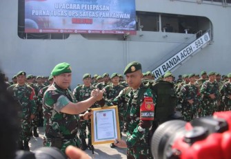 Pangdam XVI/Pattimura Mayjen Syafrial memberikan penghargaan dalam purna tugas Satgas Pamrahwan Maluku Yonarmed 1 Kostrad, Ambon, Senin (25/9)
